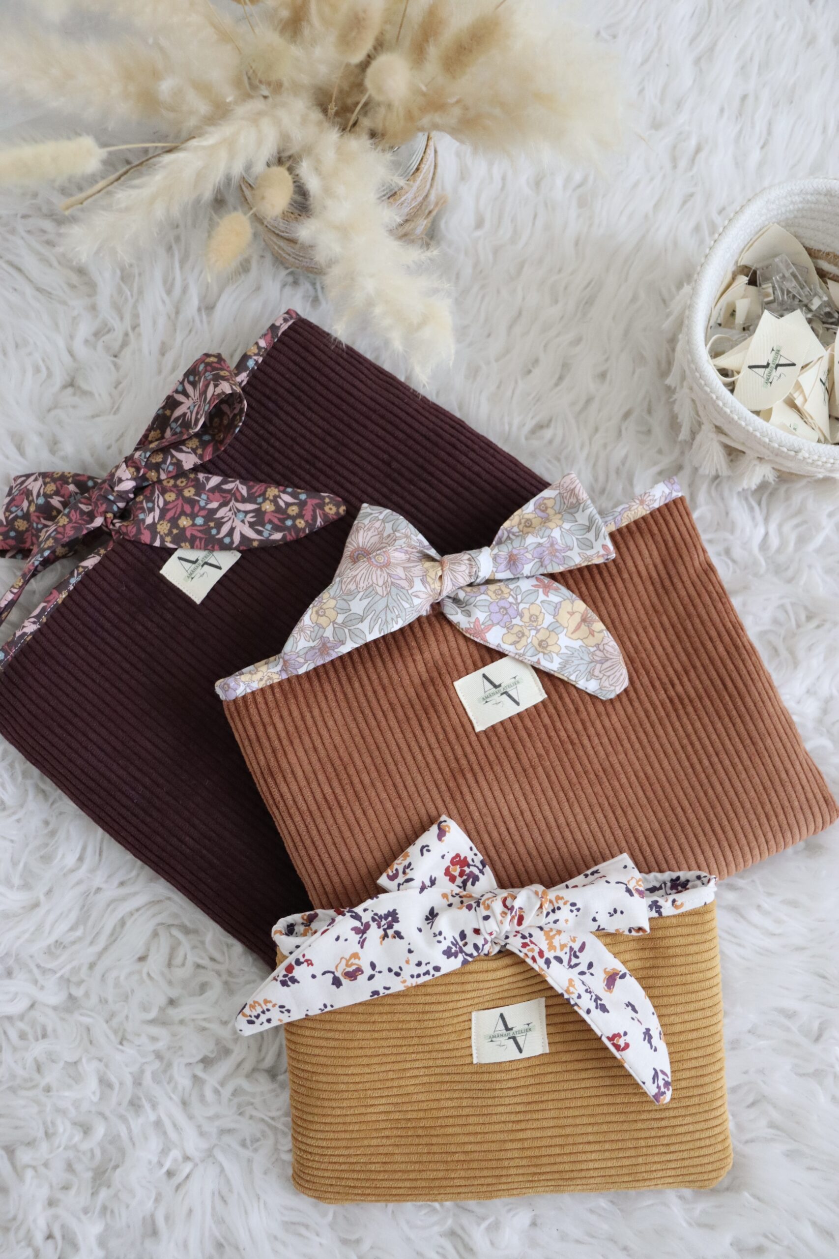 Pochette velours côtelé prune avec liens à nouer – Image 4