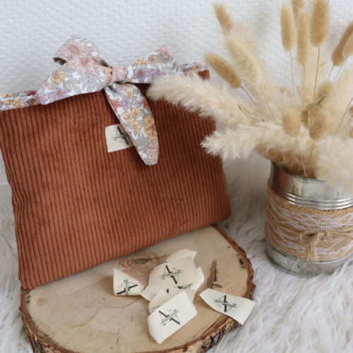 Pochette velours côtelé rouille avec liens à nouer