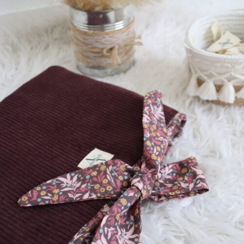 Pochette velours côtelé prune avec liens à nouer