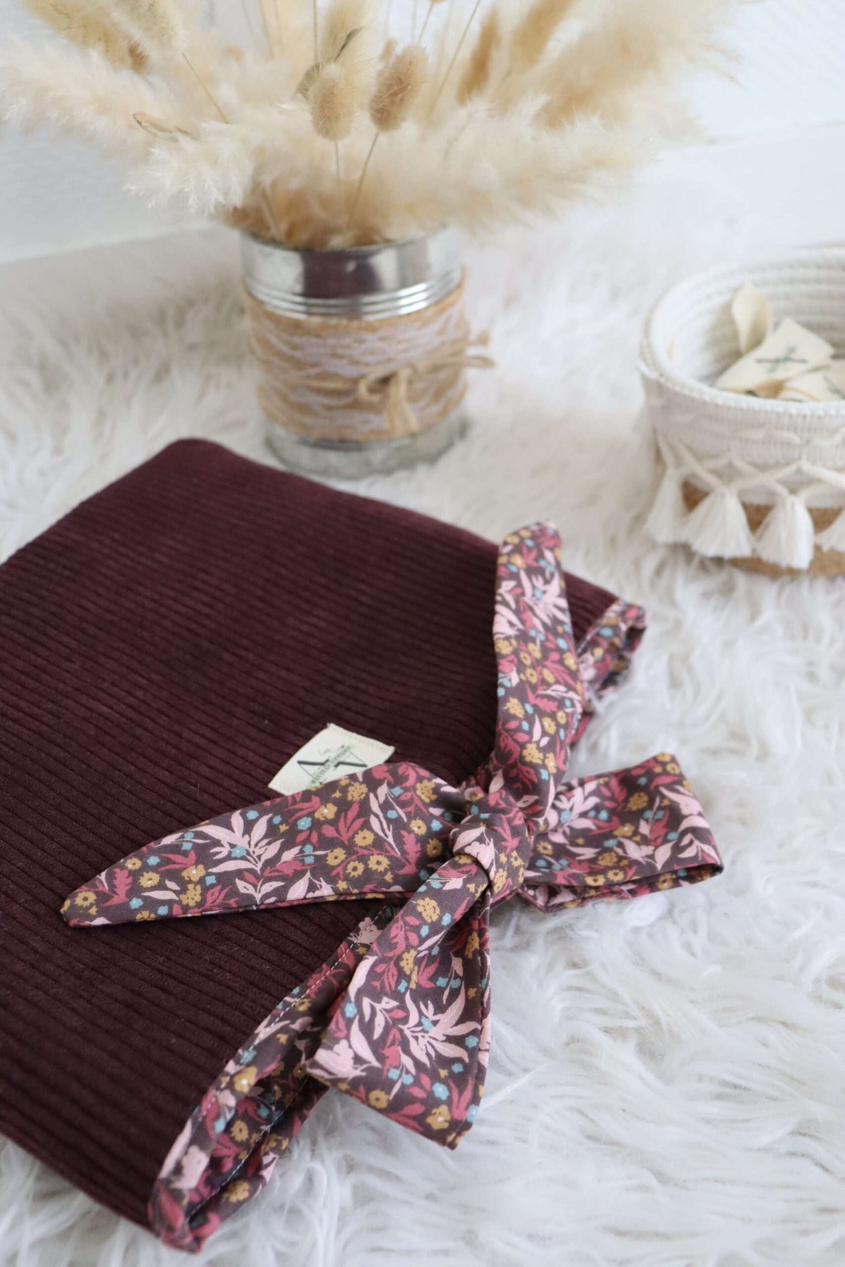 Pochette velours côtelé prune avec liens à nouer