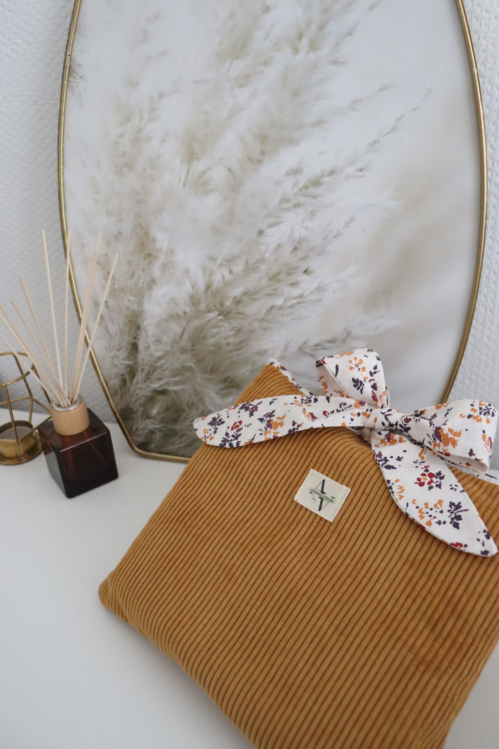 Pochette velours côtelé ocre/moutarde avec liens à nouer – Image 3