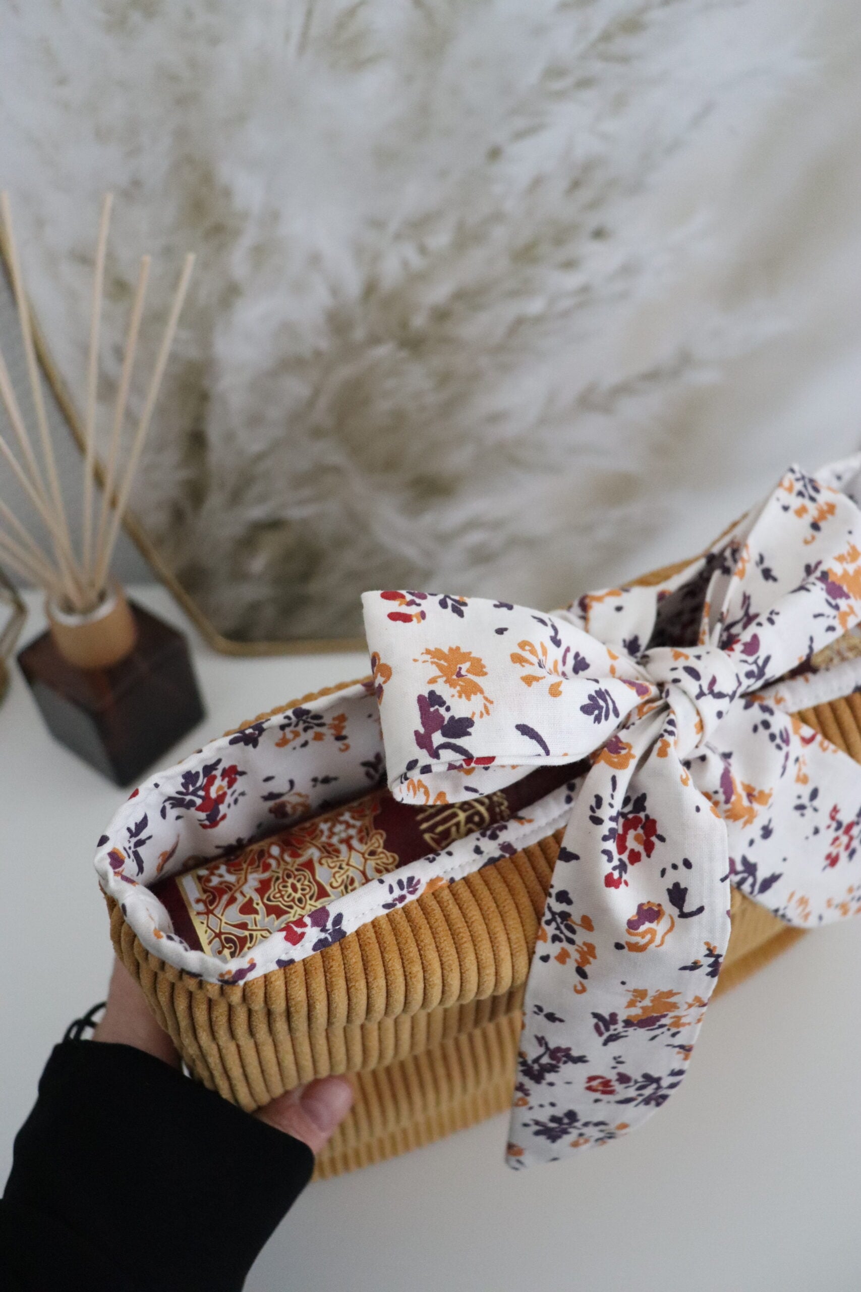 Pochette velours côtelé ocre/moutarde avec liens à nouer