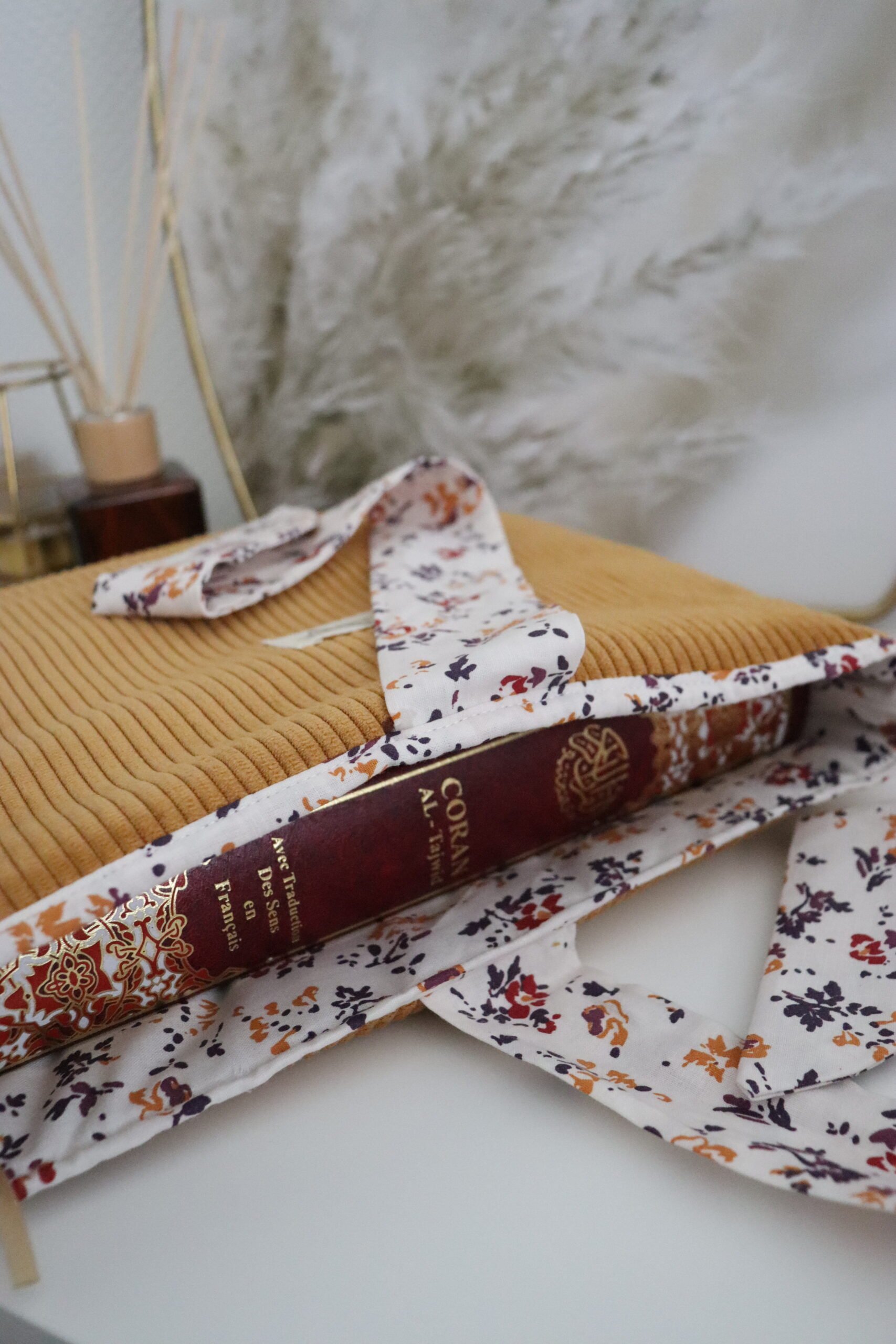 Pochette velours côtelé ocre/moutarde avec liens à nouer – Image 2