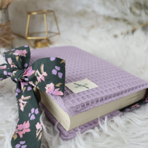 Protège coran nid d’abeille lilas avec liens à nouer