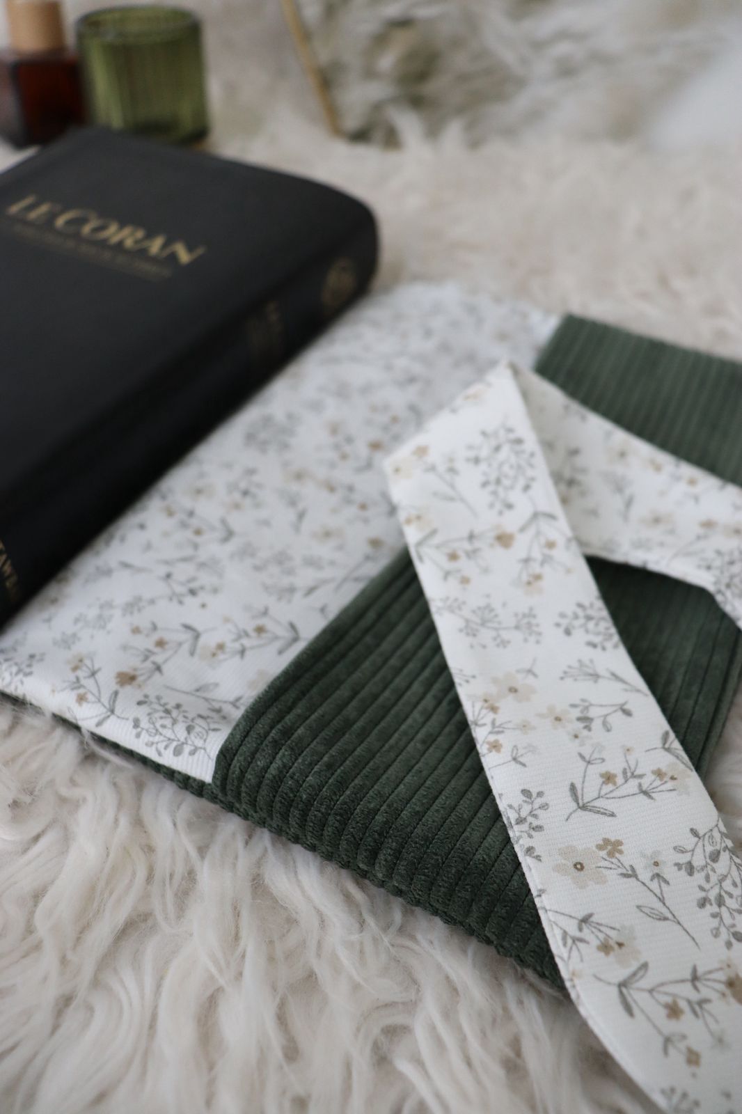 Protège coran velours kaki avec liens à nouer – Image 3